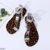 Hausschuhe Schuhe Frau 2024 Sommer Glitter Rutschen Kreuz-Gebunden Niedrigen Gummi Flip-Flops Flache Gelee Hawaiian Leopard Skandale Kristall PU