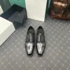 Sapatos de couro masculinos, novos sapatos de couro feitos à mão com cadarço colorido, corte baixo, sapatos oxford em relevo, marca de luxo, moda