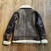 B3 Lammfelljacke. Lässige, große Tasche, einteilige Lederjacke aus Schaffellleder für Herren, Reverskragen