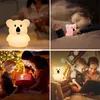 Nachtverlichting Super schattige Koala Huidvriendelijke lamp Cadeau Babyverplegingslamp Slaapkamer Nachtkastje Ingang Slaapzaal Kawai Stom Kleurrijke decoratie YQ240112