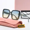 Pink MUI Designer Sunglasses Women European American Nowe proste i stylowe codzienne modne zużycie gradient polichromatyczne gogle Uv400