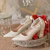 Модельные туфли, размер 30–44, свадебные женские туфли с жемчугом, атласные туфли с острым носком, рисовой абрикосовой лентой, туфли-лодочки на высоком каблуке, массивном каблуке