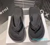 Berömda kvinnor sommar tofflor märkesvaror kil sandal plattform lägenheter skjutreglage Italien elegant svart himmelblå onyx harts läder glider design