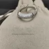 925豪華な結婚指輪デザイナーアメリカンシルバーファッションブランドジュエリーケーブルフープ男性と女性のギフトリングのためのフルダイヤモンド