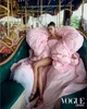 캐주얼 드레스 과장된 푹신한 핑크 케이프 슬리브 숄을 가진 미니 드레스 긴 기차 시선을 사로 잡는 유명인 대회 대회 대회 대회 대회 여자 무도회 가운