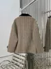 2024 neue Winterwolle-gestreifte Damenjacke mit warmer und hochwertiger Track-Designer-Wolljacke, europäische Mode, eleganter Retro-Stil 240112