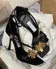 Luxus Italien Marke Frauen Zea Schwarz Satin Sandalen Schuhe Absatz mit Metall Blumen Quadratische Zehe Sommer Luxus Party Hochzeit Dame High Heels EU35-41 mit Box