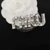 Blandade slumpmässiga sändningsbrevstift Lyxvarumärkesdesigner Brosches Kvinnor Rhinestone Leather Tassel Brooch Suit Pin Wedding Party Jewelry Accessories MM