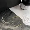 Diseñador chapado en oro para mujer con cadena de diamantes y pulsera con dijes boutique