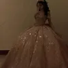 Luxury Pink Lace Princess QuinCeanera klänningar Kristaller pärlstav älskling halsringning från axelbollklänningen söt 16 prom födelsedagsklänning båge tillbaka korsett vestidos