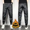 Hommes hiver vêtements de luxe style coréen ligne thermique brossé pantalons longs ajustement mince épaissi noir pantalon en cuir PU 240111
