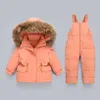 Conjunto de jaqueta infantil, casaco de duas peças com gola de pele real e calças suspensas de inverno 2024 para bebês meninos e meninas