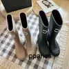 Fashions ppariesNo Box Bottes de créateur Talon épais Semelle épaisse Bottes longues Mode Bout carré Femmes Bottes de pluie Hommes Femmes Bottes en caoutchouc Nouveau imperméable anti-dérapant haut tube Ra