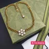 Naszyjniki wisiewane kobiety designer naszyjnik złota biżuteria kwiaty Pearl Pendant Linki Łańcuch Słońca Naszyjniki tytan luksusowy litera