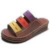 Zapatillas Peep Toe zapatos de plataforma de casa de gran tamaño sandalias multicolores diapositivas Slipers mujeres en una cuña baja 2024 tela de PU mezclada Co