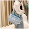 Varumärke 24SS Autumn/Winter New Trendy Fashionable Women Handbag Simple and Atmospheric Women's Handbag Shoulder Bag