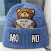 Шапка Moschino, женская зимняя шерстяная шапка с милым медвежонком, мужская корейская модная шапка Moschino, вязаная шапка с буквенным принтом, теплая пуловерная шапка, женская дизайнерская марка Moschion 8488