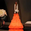 Light Lights 3D LED Bedroom Lamp Lamp Space Rocket Rocket Night Light USB مصابيح مكتب فضاء قابلة للشحن لعيد الميلاد هدية عيد ميلاد YQ240112