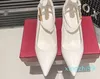 Berömda kvinnliga sandaler pumpar mode en stud metallknapp italienska klassiska spetsiga tår clare sling vit läder designer bröllop fest sandal