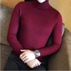 2023 Koreanska smala fast färg Turtleneck tröja Mens Winter Long Sleeve Warm Knit Classic Casual Bottoming Shirt 240112