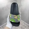 Zapatillas de diseñador Diapositivas de goma Sandalia Flores planas Fresa Tigre Abeja Web Moda Playa Chanclas Flores Baño Rayas Verano Mujeres Hombres Sliders SDFSD