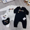 Designer Neonati maschi lettera stampata pagliaccetti bambino bambino cartone animato tute a manica lunga con cappelli bavaglini neonate cotone arrampicata set di vestiti S1025
