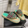 Toppkvalitet Rhinestone Letter Buckle Flat Slide Flip-Flops Ladie Patchwork Tyg Stråplattform Sandaler Lyxdesigner Slippare för kvinnor Holiday Beach Shoes