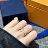 Kvinnans smyckesdesigner Luxury S925 Sterling Silver justerbar ring från klassisk blommig röd vit svart plätering 1,0 tjock guld mode flicka charm emotionell gåva