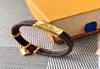 Bracciale con lettera di lusso Braccialetti in oro Donna Uomo in pelle a doppio ponte Fibbia in oro di alta qualità Bracciale con serratura di marca Pendenti Annivers5632996