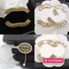 Épingles, broches Marque Designer Pins Broches Femmes Plaqué Or Sier Cristal Perle Battledore Cybrooch Costume Pin De Noce Bijoux Accessoires Cadeau 3VW3