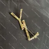 Eleganta brev stål frimärken broscher guld silver stora brev stift designer män kvinnor bambu brosches kappa dräkt jacka väska dekoration födelsedag present