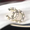 Luxury Designer 18K Gold Plated Pearl Brooches Fashion Mens Womens Brand Letter Pendant Brooche Sweater Suit Brought Pin Clothing Jewelry Accessories NEW Style