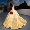 2024 Vintage Gold Quinceanera Elbiseler Omuz Pullu Dantel Aplikler Kristal Boncuklar Balon Elbise Konuk Elbisesi Süpürme Tren Akşam PROM COWNS CORSETS GERİ