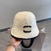 Luksusowy puszysty kubełko kapelusz designerka zima puszysta szerokie czapki grzbietowe czapki czapki czarne białe litery wełniane ciepłe rybakowe czapki miękki kapelusz