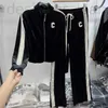 2024 Novo modelo Womens Tracksuits Womens Tracksuits Designer Gold Velvet Casual Sports Suit Womens Outono e Inverno Pelúcia Espessada Barra Lateral Suéter em Forma de C