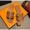 Oranes Sexig Thong Beach Summer Sandals Fashion Slippers Flat Heel 2024 Designer Leather Embroidery Lamer Women Alphabet Mules Classic DJMW RLIP