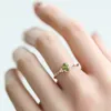 Anneaux de cluster Frais et rafraîchissant Olive Green Gem pour femmes Vintage Design High Grade Light Luxury Bague de fiançailles Bijoux en argent