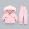 Conjunto de jaqueta infantil, casaco de duas peças com gola de pele real e calças suspensas de inverno 2024 para bebês meninos e meninas