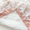 100% bomull elegant vit spets ruffles quiltade blommiga mönster säng kjol madrass täcker sängöverdrag kudde prinsessa sängkläder set 240112