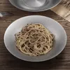 Skålar som blandar bassäng salladskålnudlar som serverar grunt frukter pasta behållare