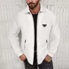 Chaqueta de hombre con cremallera de manga larga a cuadros Waffle de gama alta con insignia de triángulo invertido de estilo de diseñador de marca europea y americana Chaqueta casual de otoño para hombre de calle principal