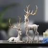Statua di cervo di fascia alta Figurine di renna Scultura in resina ELK per soggiorno Decorazione domestica di lusso Ornamenti da tavolo nordici 240111
