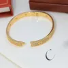 Bracelet de créateur bracelets de luxe designer pour femmes couleur unie design diamant cent corps dur bracelet bijoux boîte cadeau en option très agréable