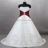 Retro Borgonha Com Vestido De Noiva Branco Gótico Sexy Strapless Cetim Bordado Vestidos De Casamento Elegante Espartilho Lace Up Castelo Fantasia Vestido De Noiva Noiva Vitoriana 1950