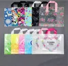 50pcslot Plastic Present Wrap Bag 3025cm med handtag Flower Cartoon Söt presentväska Stor shopping Tyg Party Candy Packaging Väskor X9495959