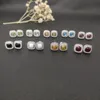 Brincos de diamante quadrados luxuosos inspirados em DY com pedras multicoloridas, saco de pó de cortesia, ideal para uma declaração de moda elegante