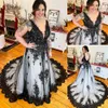 Preto e branco uma linha vestidos de casamento rendas apliques longos vestidos de noiva gótico sem mangas com decote em v sem costas plus size vestido de noiva feito sob encomenda 2024