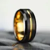 Bröllopsringar mode 8mm män rostfritt stål guldfärg spår svart borstat engagemang för kvinnliga jubileumsmycken