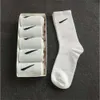 Chaussettes de sport pour femmes Calcetines Largos Designer Chaussette pour femme Bas Pur coton Chaussettes de sport Chaussettes absorbantes et respirantes Chaussettes courtes bateau Jarretière de sport de luxe 98