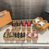 Kvinnor tofflor känner sandaler bokstavstryck loafers brun satin sandal silk gummi skor platt plattform toffel toffel halsduk bekväm sko